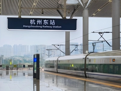 High Speed Train at Hangzhoudong Railway Station Platform High Speed Train at Hangzhoudong Railway Station Platform