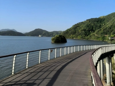 Qingshan Lake Water Boardwalk Hangzhou Day View