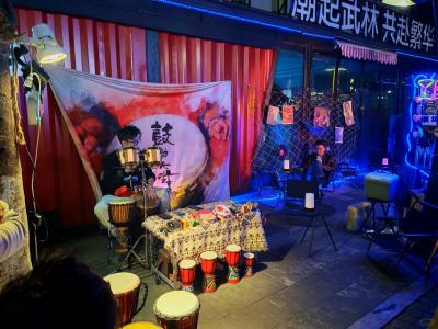 Street performers at Wulin Night Market