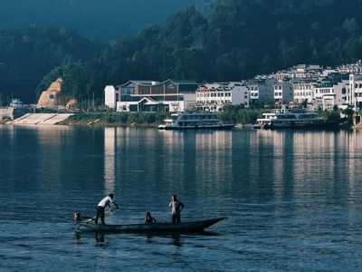 Xin'an River fishing boat and Huizhou riverside town
