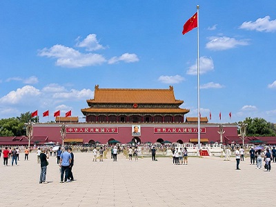 Many tourists gathered in front of Tiananmen Square