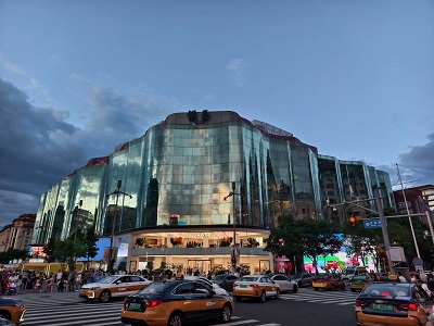 Wangfujing Street was bustling with traffic in the evening.