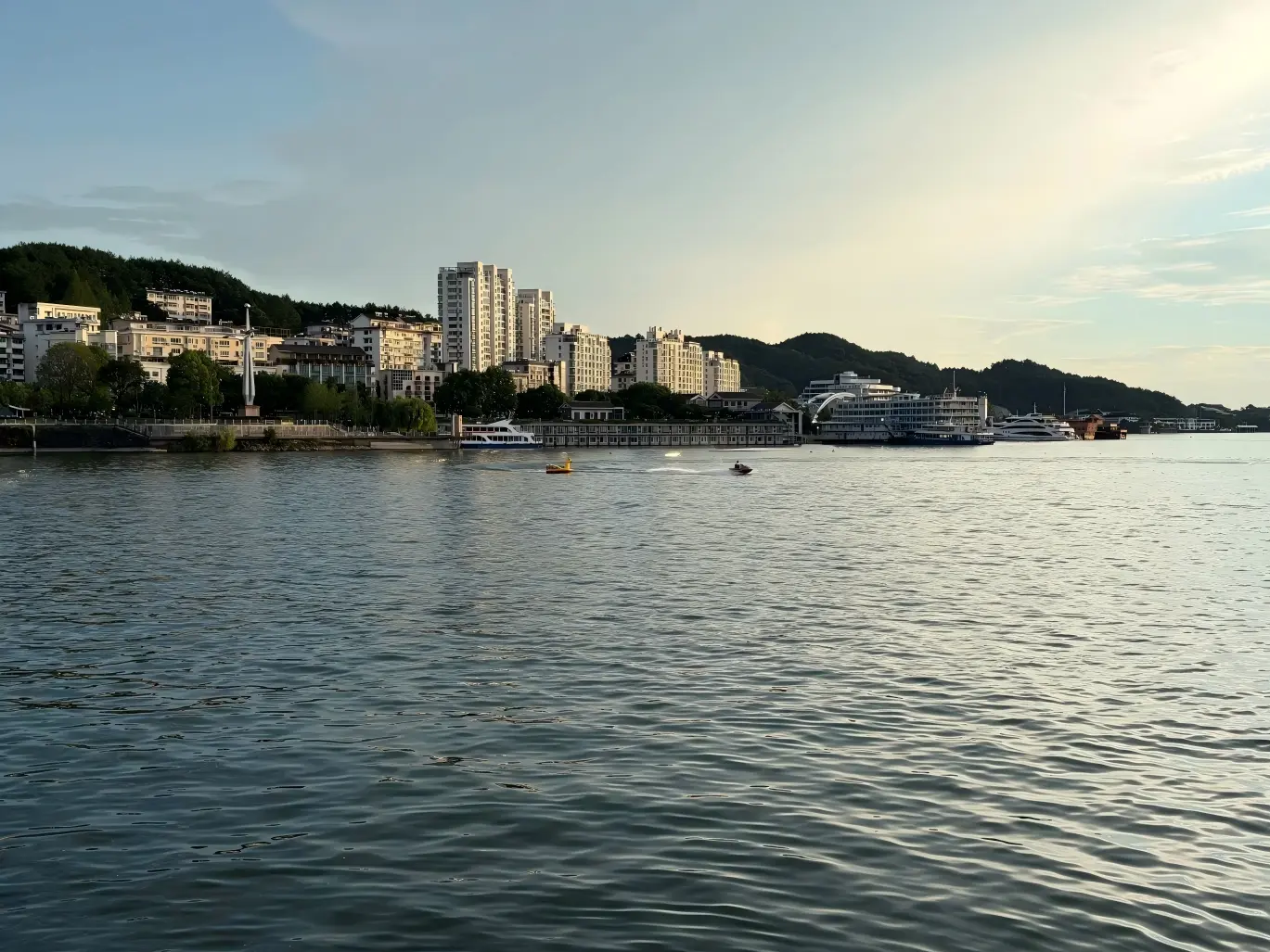 Qiandao Lake Town Waterfront Scenery