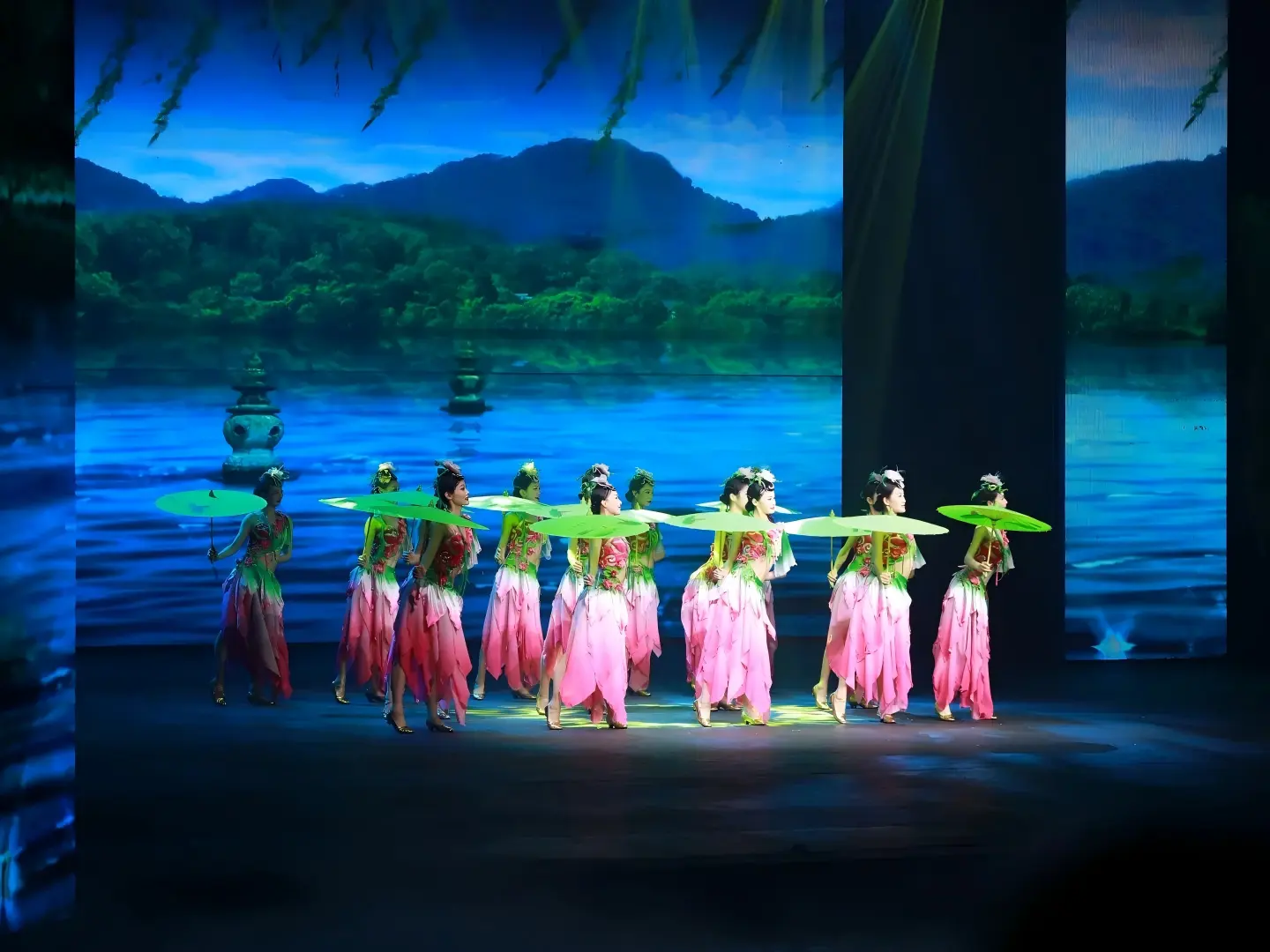 Songcheng West Lake Umbrella Group Dance