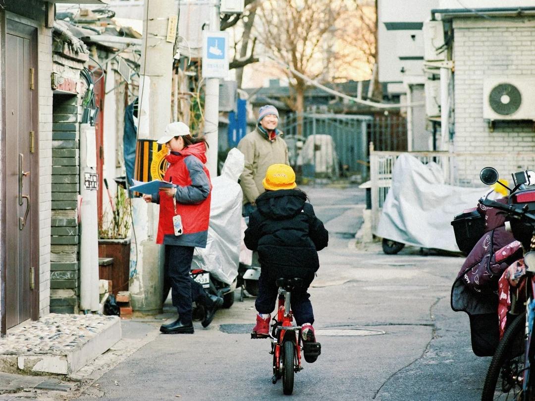 Locals living in Juer Hutong