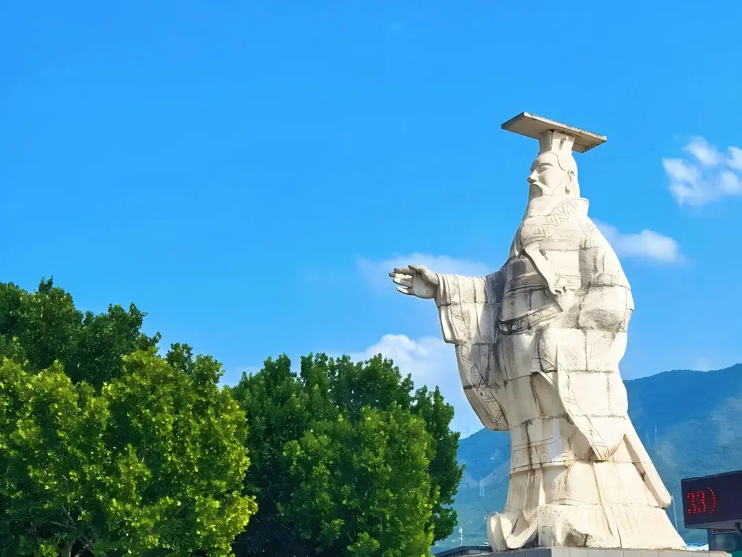 Emperor Qin Shi Huang Giant Statue