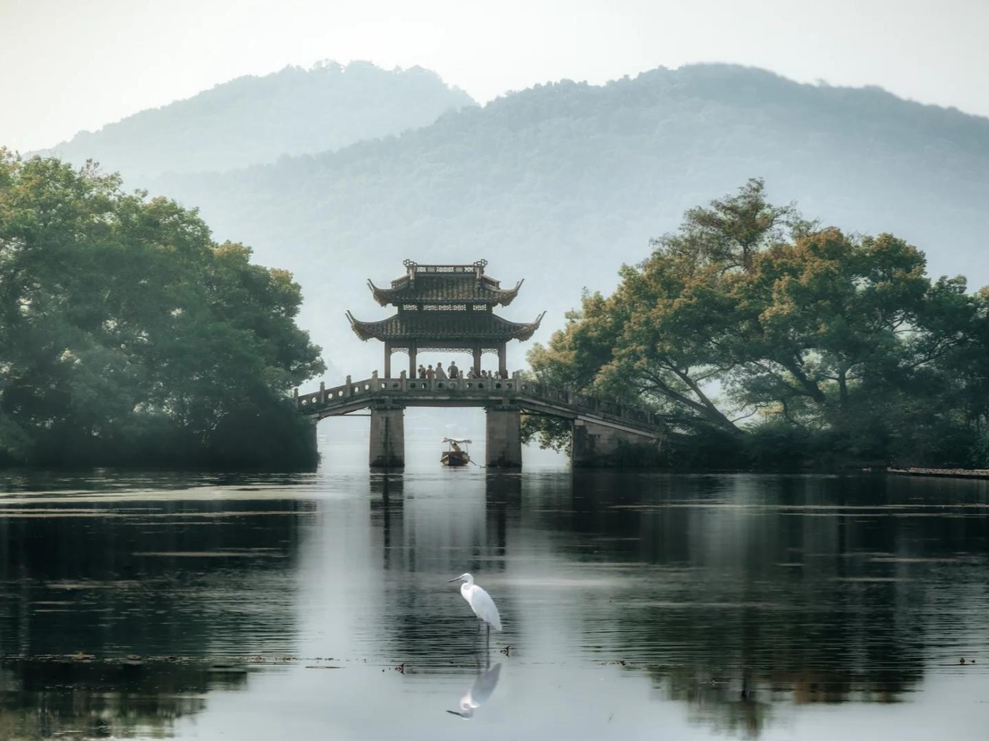 Morning Scenery of West Lake with Pavilion?Bridge and Egret