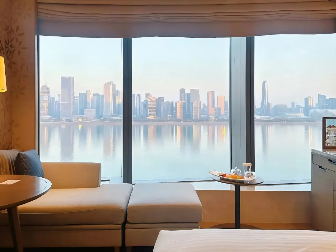 Hangzhou Riverside Hotel Room with City Skyline