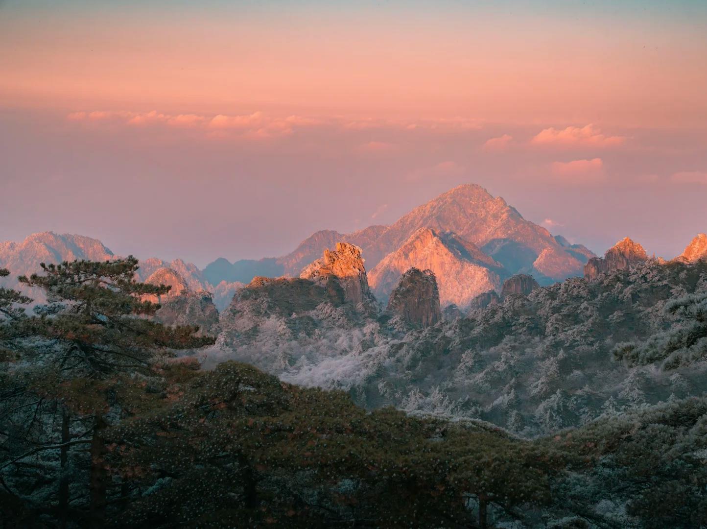 Frost?covered Huangshan peaks bathed in sunrise light