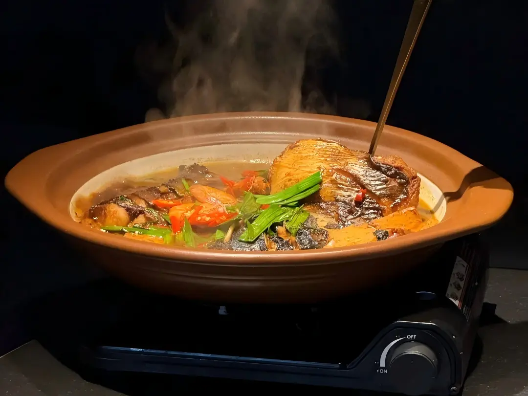 Simmering clay pot fish, classic Hangbang cuisine