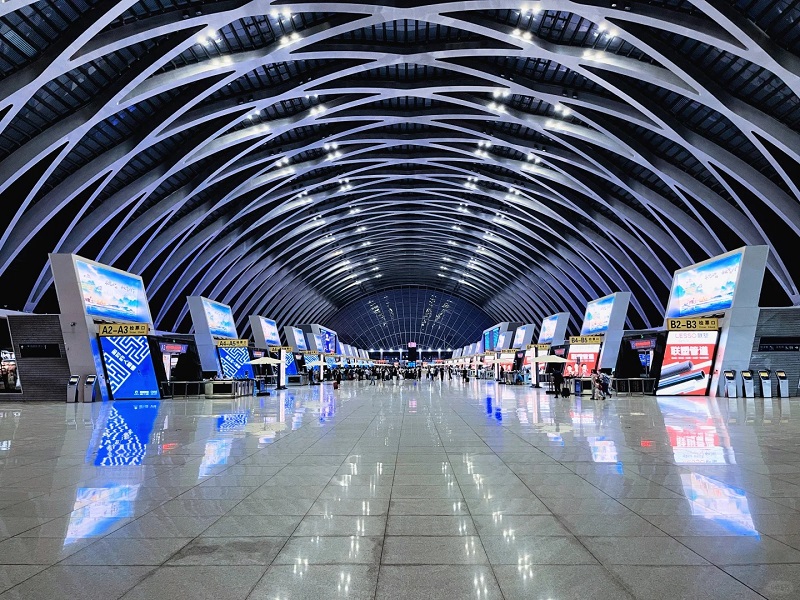 Modern interior hall of Tianjinxi high?speed railway station